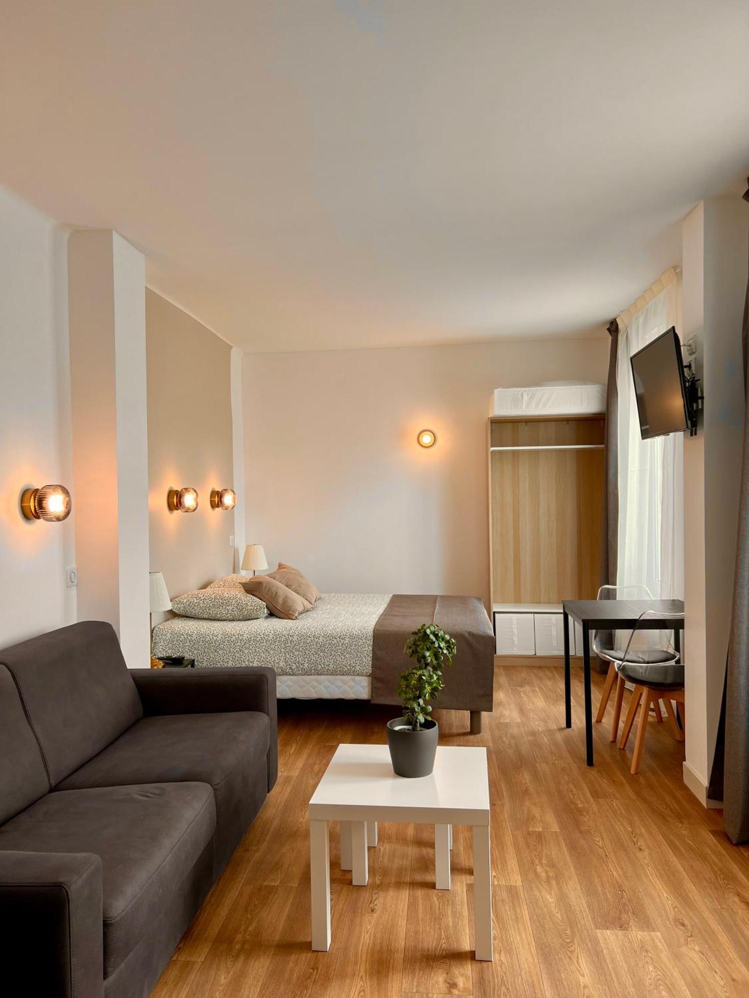 Studio 4 Pers Face Gare Sncf Appart Hotel Le Cygne D4 Bourges Eksteriør billede